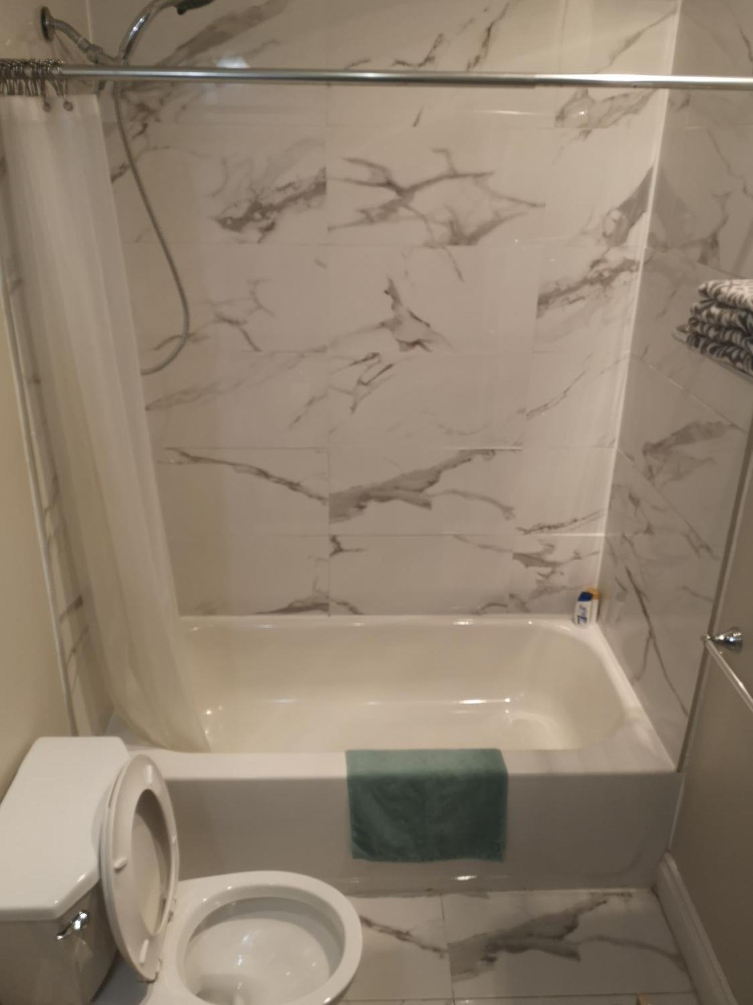 Lakeside Private Suite-Queen Bed Room Tottenham Номер фото
